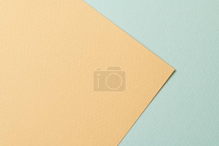 Foto de Fondo de papel kraft áspero, textura de papel menta colores beige. Mockup con espacio de copia para texto - Imagen libre de derechos
