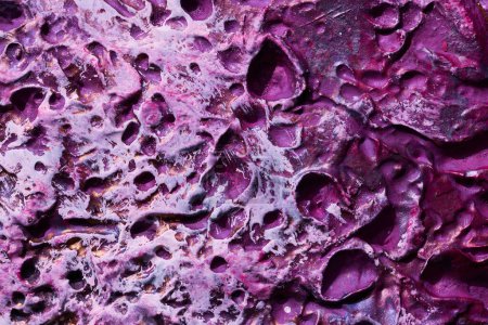 Téléchargez les photos : Décoratif fond de mastic violet. Texture murale avec de la pâte de remplissage appliquée avec une spatule, des tirets chaotiques et des traits sur du plâtre. Conception créative, motif en pierre, hommes - en image libre de droit