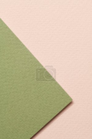 Téléchargez les photos : Papier kraft brut fond, texture du papier beige couleurs vertes. Maquette avec espace de copie pour le texte - en image libre de droit