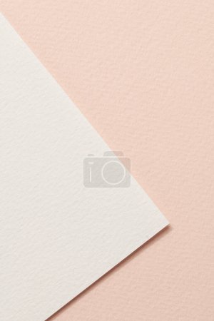 Foto de Fondo de papel kraft áspero, textura de papel beige colores blancos. Mockup con espacio de copia para texto - Imagen libre de derechos