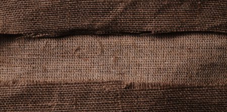 Foto de Ropa de cama en diferentes texturas y colores. Tejidos naturales de lino orgánico y algodón, textiles hechos a mano. Arpillera y lienzo para fondo eco, rústico, boho, hygge - Imagen libre de derechos