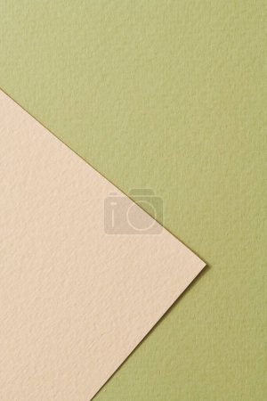 Foto de Fondo de papel kraft áspero, textura de papel verde beige colores. Mockup con espacio de copia para texto - Imagen libre de derechos