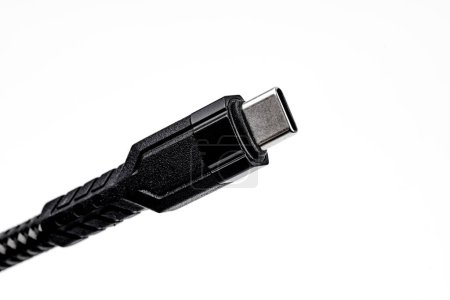 Foto de Cable cargador USB negro tipo C aislado sobre fondo blanco - Imagen libre de derechos