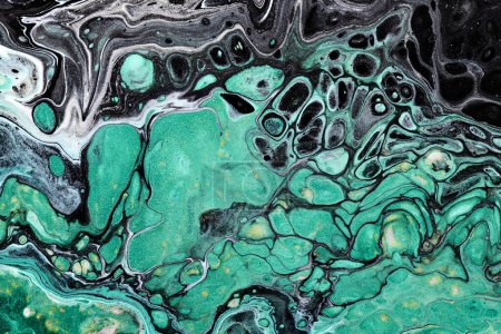 Téléchargez les photos : Fond abstrait de couleur noire verte. Art fluide multicolore. Ondes, éclaboussures et taches encre d'alcool acrylique, peintures sous l'eau - en image libre de droit