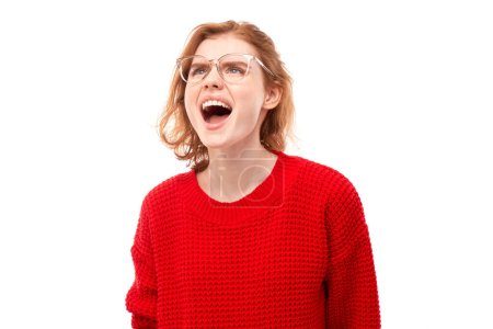 Téléchargez les photos : Portrait rousse en colère jeune femme criant isolé sur fond de studio blanc, montrant une émotion négative - en image libre de droit