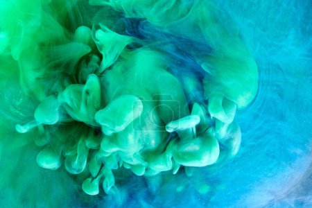 Foto de Fondo de humo abstracto de color verde azul. Mezclar tinta de alcohol, arte líquido creativo maqueta con espacio de copia. Olas de pintura acrílica bajo el agua - Imagen libre de derechos