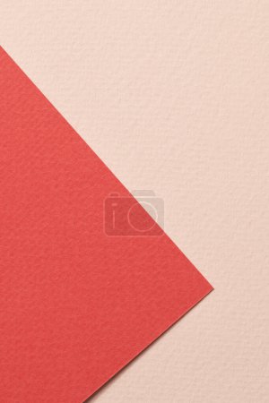 Foto de Fondo de papel kraft áspero, textura de papel rojo beige colores. Mockup con espacio de copia para texto - Imagen libre de derechos
