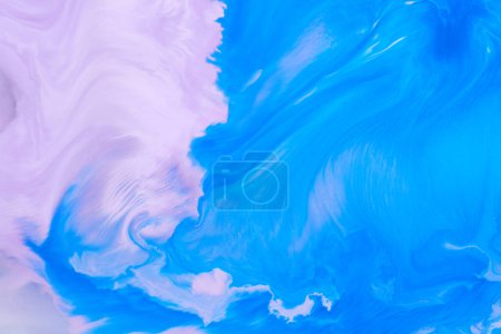 Foto de Fondo de color azul abstracto. Arte fluido multicolor. Olas, salpicaduras y manchas de tinta acrílica de alcohol, pinturas bajo el agua - Imagen libre de derechos