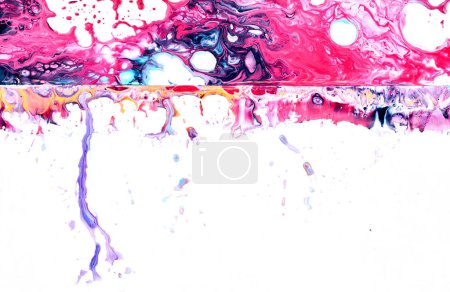 Foto de Pinta gotas y salpicaduras sobre papel blanco. Explosión multicolor, rosa tinta negra borra fondo abstracto, arte fluido - Imagen libre de derechos