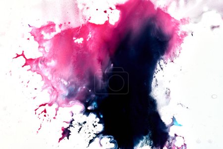 Foto de Pinta gotas y salpicaduras sobre papel blanco. Explosión multicolor, rosa tinta negra borra fondo abstracto, arte fluido - Imagen libre de derechos