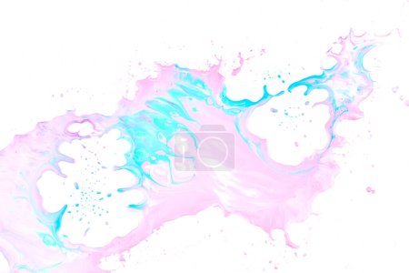 Foto de Pinta gotas y salpicaduras sobre papel blanco. Explosión multicolor, rosa azul tinta borra fondo abstracto, arte fluido - Imagen libre de derechos