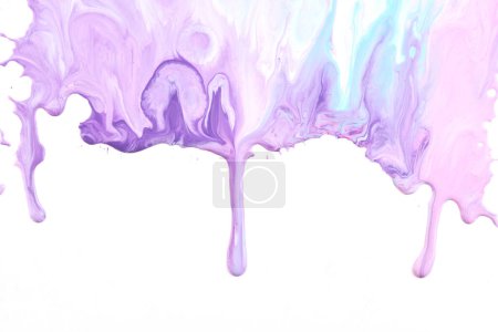 Téléchargez les photos : Des gouttes de peinture coulent sur du papier blanc. Encre bleue violette taches fond abstrait - en image libre de droit