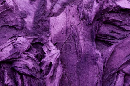 Foto de Fondo decorativo de masilla púrpura. Textura de pared con pasta de relleno aplicada con espátula, guiones caóticos y trazos sobre yeso. Diseño creativo, patrón de piedra, cemen - Imagen libre de derechos