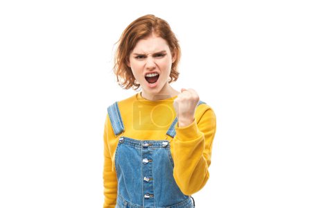 Foto de Retrato enojado pelirroja joven gritando aislado en el fondo del estudio blanco, mostrando emoción negativa - Imagen libre de derechos