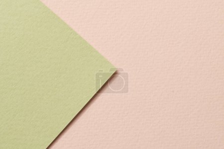 Foto de Fondo de papel kraft áspero, textura de papel beige colores verdes. Mockup con espacio de copia para texto - Imagen libre de derechos