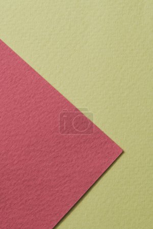 Foto de Fondo de papel kraft áspero, textura de papel de color verde burdeos. Mockup con espacio de copia para texto - Imagen libre de derechos