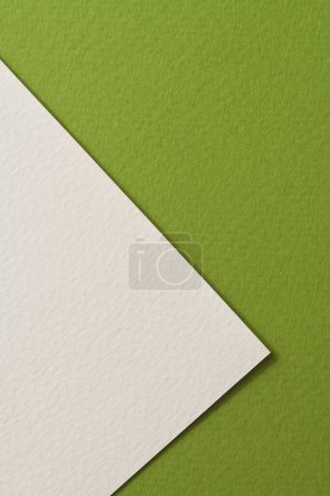 Foto de Fondo de papel kraft áspero, textura de papel verde colores blancos. Mockup con espacio de copia para texto - Imagen libre de derechos