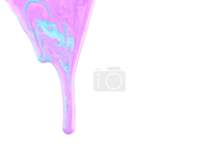 Foto de Gotas de pintura que fluyen sobre papel blanco. Tinta azul púrpura borra fondo abstracto - Imagen libre de derechos