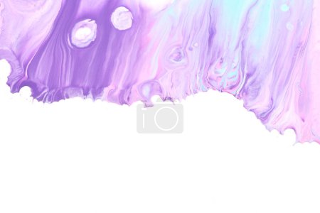 Foto de Gotas de pintura que fluyen sobre papel blanco. Tinta azul púrpura borra fondo abstracto - Imagen libre de derechos