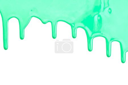 Téléchargez les photos : Des gouttes de peinture coulent sur du papier blanc. Encre verte taches fond abstrait - en image libre de droit