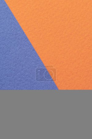 Foto de Fondo de papel kraft áspero, textura de papel naranja colores azules. Mockup con espacio de copia para texto - Imagen libre de derechos