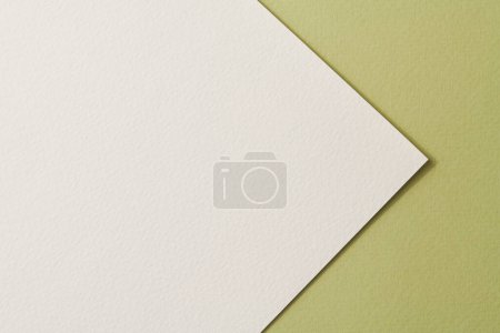 Téléchargez les photos : Papier kraft brut fond, texture du papier vert couleurs blanches. Maquette avec espace de copie pour le texte - en image libre de droit