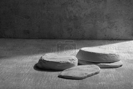 Foto de Pantalla de podio de piedra en blanco y negro, fondo de maqueta gris. Soporte decorativo texturizado para productos de belleza con espacio para copias - Imagen libre de derechos