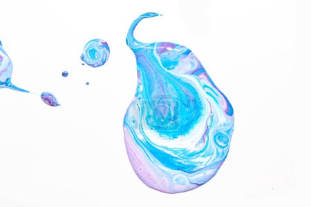 Foto de Pinta gotas y salpicaduras sobre papel blanco. Explosión multicolor, manchas de tinta azul fondo abstracto, arte fluido - Imagen libre de derechos