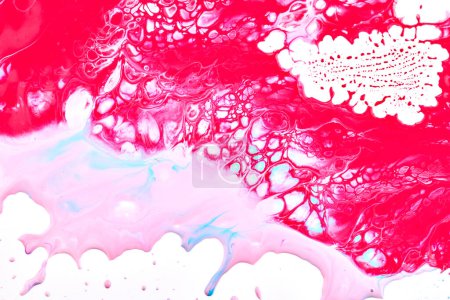 Foto de Pinta gotas y salpicaduras sobre papel blanco. Explosión multicolor, rosa azul tinta borra fondo abstracto, arte fluido - Imagen libre de derechos