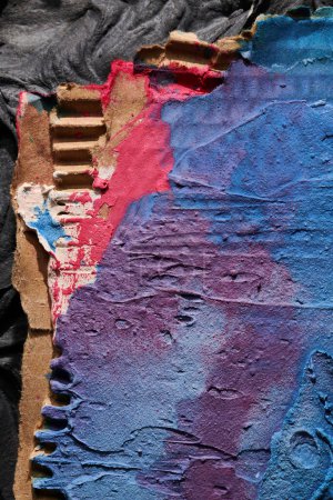 Foto de Piezas trapeadas multicolores azules de fondo abstracto de cartón, guiones de pintura caótica y trazos sobre yeso aplicado con espátula, textura de masilla - Imagen libre de derechos