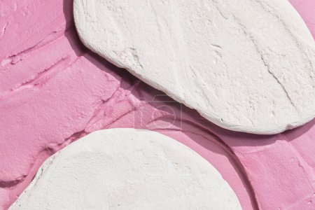 Foto de Pantalla de podio de piedra blanca sobre fondo rosa, maqueta. Soporte decorativo texturizado para productos de belleza con spac de copia - Imagen libre de derechos