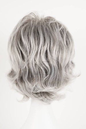 Téléchargez les photos : Perruque blonde argentée naturelle sur tête de mannequin blanche. Cheveux courts sur le support de perruque en plastique isolé sur fond blanc, vue arrière - en image libre de droit