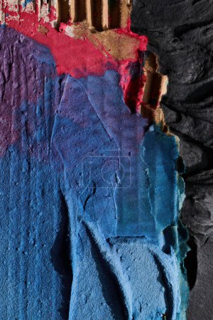 Téléchargez les photos : Des morceaux de carton déchiquetés multicolores bleus sur fond abstrait, des tirets de peinture chaotiques et des traits sur du plâtre appliqué avec une spatule, texture mastic - en image libre de droit