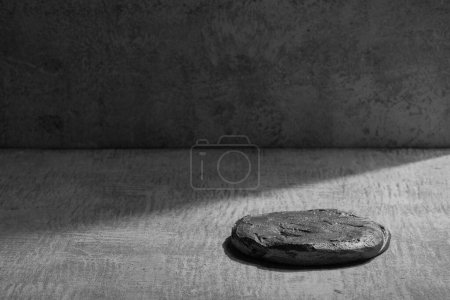Foto de Pantalla de podio de piedra en blanco y negro, fondo de maqueta gris. Soporte decorativo texturizado para productos de belleza con espacio para copias - Imagen libre de derechos