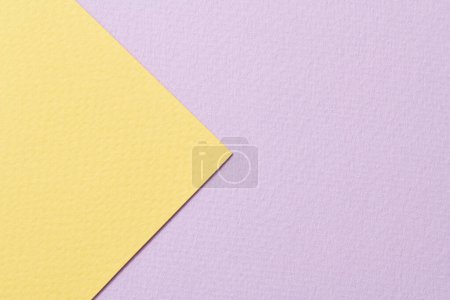Téléchargez les photos : Papier kraft brut fond, texture du papier lilas couleurs jaunes. Maquette avec espace de copie pour tex - en image libre de droit