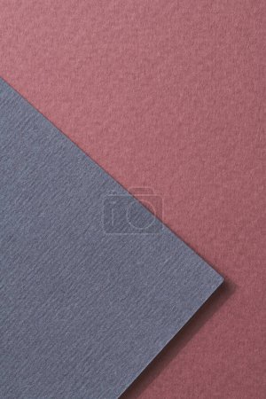 Téléchargez les photos : Papier kraft brut fond, texture du papier rouge bordeaux couleurs bleues. Maquette avec espace de copie pour tex - en image libre de droit