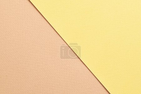Foto de Fondo de papel kraft áspero, textura de papel beige colores amarillos. Burla con espacio de copia para tex - Imagen libre de derechos