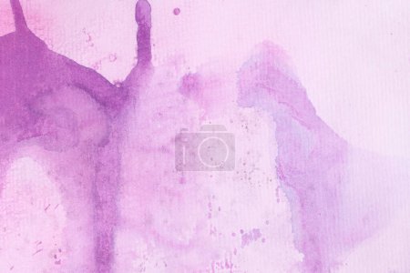Foto de Fondo de acuarela abstracto. Pintura lila púrpura manchada sobre lienzo, colgajo de arte - Imagen libre de derechos