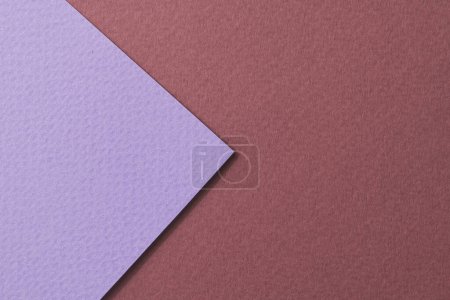 Foto de Fondo de papel kraft áspero, textura de papel lila rojo burdeos colores. Burla con espacio de copia para tex - Imagen libre de derechos
