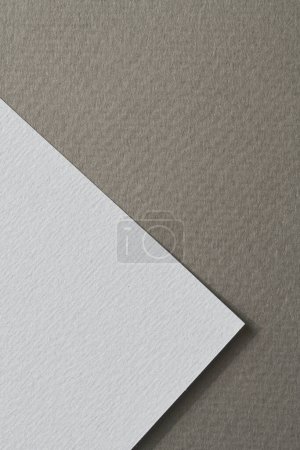 Téléchargez les photos : Papier kraft brut fond, texture du papier différentes nuances de gris. Maquette avec espace de copie pour tex - en image libre de droit