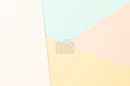 Foto de Trozos de papel kraft áspero collage fondo, textura de papel geométrico colores pastel. Burla con espacio de copia para tex - Imagen libre de derechos