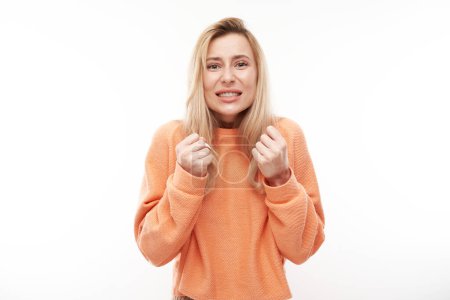 Téléchargez les photos : Portrait jeune femme blonde en colère criant isolé sur fond de studio blanc, montrant des émotions négatives - en image libre de droit