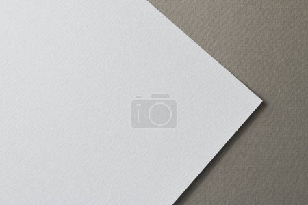 Téléchargez les photos : Papier kraft brut fond, texture du papier différentes nuances de gris. Maquette avec espace de copie pour tex - en image libre de droit