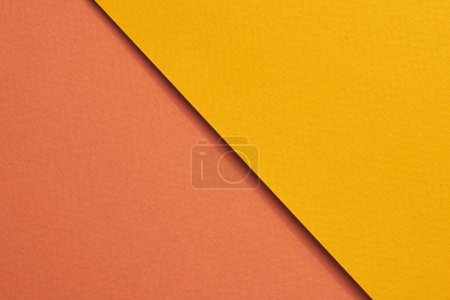 Téléchargez les photos : Papier kraft brut fond, texture du papier orange couleurs jaunes. Maquette avec espace de copie pour tex - en image libre de droit