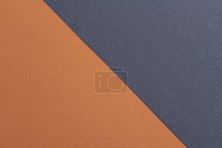 Téléchargez les photos : Papier kraft brut fond, texture du papier brun couleurs bleues. Maquette avec espace de copie pour tex - en image libre de droit