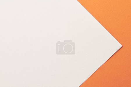 Téléchargez les photos : Papier kraft brut fond, texture du papier orange couleurs blanches. Maquette avec espace de copie pour le texte - en image libre de droit