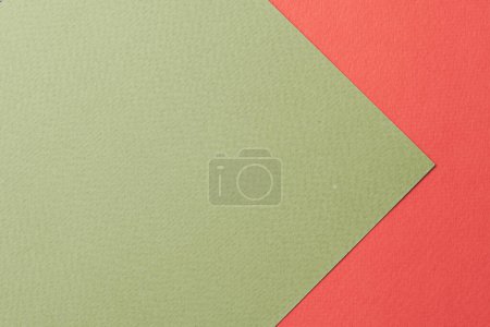 Téléchargez les photos : Papier kraft brut fond, texture du papier rouge couleurs vertes. Maquette avec espace de copie pour le texte - en image libre de droit