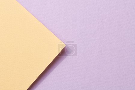Foto de Fondo de papel kraft áspero, textura de papel lila colores amarillos. Burla con espacio de copia para tex - Imagen libre de derechos