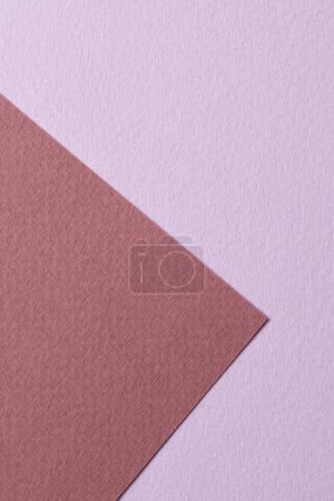 Téléchargez les photos : Papier kraft brut fond, texture papier lilas rouge bordeaux couleurs. Maquette avec espace de copie pour tex - en image libre de droit