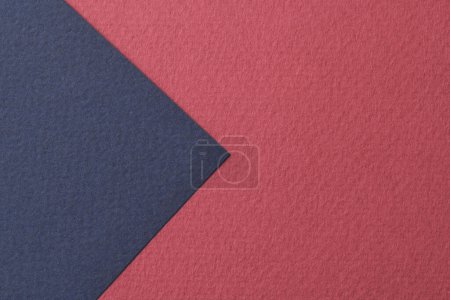 Foto de Fondo de papel kraft áspero, textura de papel rojo burdeos colores azules. Burla con espacio de copia para tex - Imagen libre de derechos